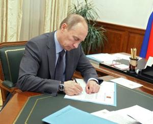 Путин сократил размер грантов для НКО