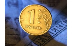 Рубль укрепился на решении ФРС сохранить ключевую ставку на низком уровне